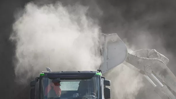 Umschlagprozesse, Bautätigkeiten und Windabwehung führen zu Staubemissionen. Immissionsprognose für Staub und Staubinhaltsstoffe zeigen wo und wieviel Staub auf die Umgebung einwirkt.