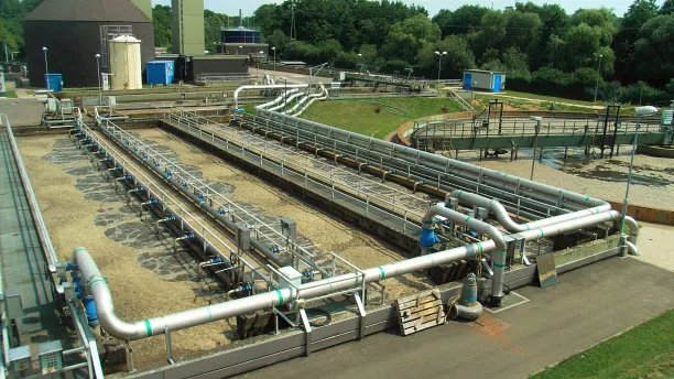 Flächenquellen wie bei einer Kläranlage stellen besondere Herausforderungen an die Probenahme im Rahmen von Geruchsgutachten dar.