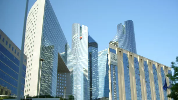 Bauwerke wie Hochhäuser wirken sich auf das Lokalklima aus - Duchlüftung, Windkomfort, Verschattung, Blendung