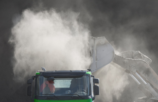 Umschlagprozesse, Bautätigkeiten und Windabwehung führen zu Staubemissionen. Immissionsprognose für Staub und Staubinhaltsstoffe zeigen wo und wieviel Staub auf die Umgebung einwirkt.