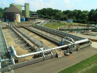 Flächenquellen wie bei einer Kläranlage stellen besondere Herausforderungen an die Probenahme im Rahmen von Geruchsgutachten dar.
