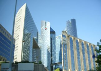 Bauwerke wie Hochhäuser wirken sich auf das Lokalklima aus - Duchlüftung, Windkomfort, Verschattung, Blendung